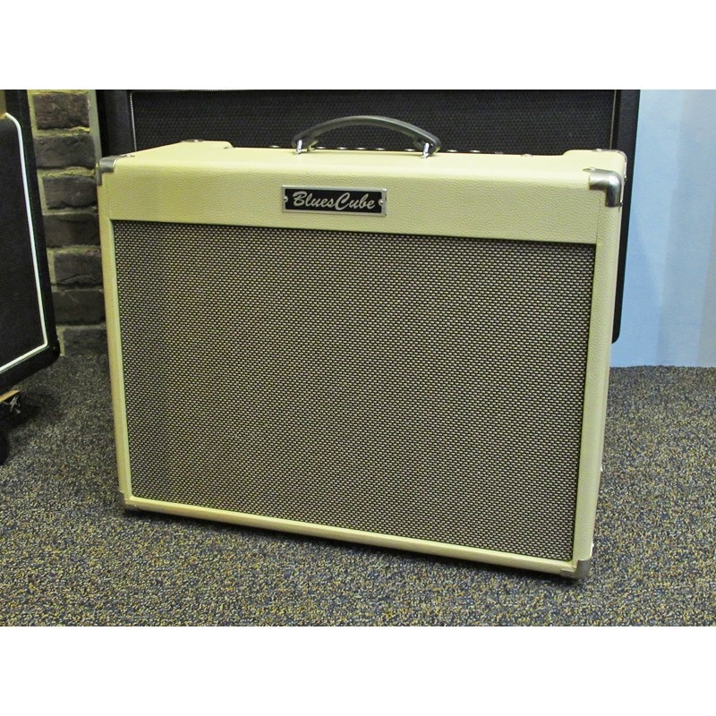 Roland Cube 60 Keyboard Vintage Amplifier Working In