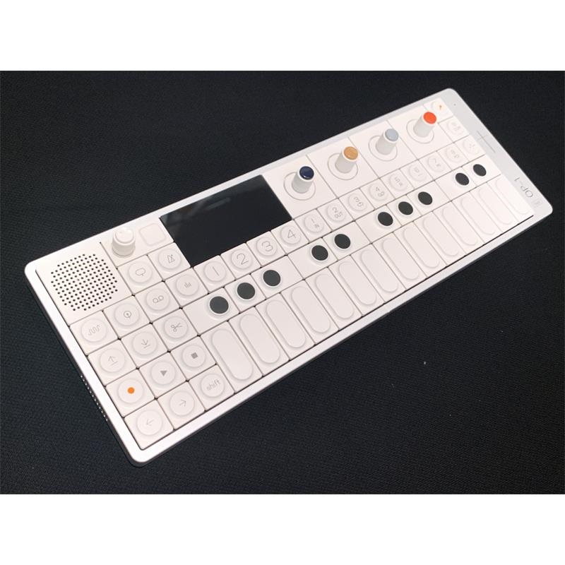 Teenage Engineering 【夏のボーナスセール】OP-1 Field (1台限定・展示クリアランス超特価！) ティーンエイジエンジニアリング