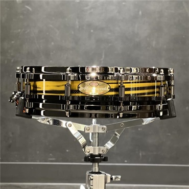 Masterworks Snare Drum 14x3.5 Free Floating -Gold Swirl on Black Carbon【イケベ楽器店創業50周年記念モデル】