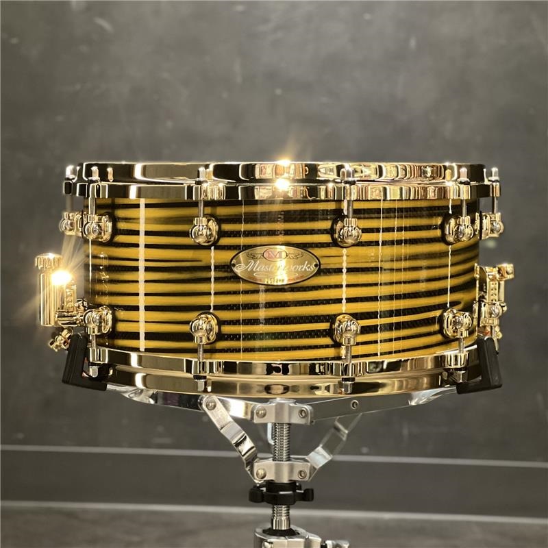 Masterworks Snare Drum 14x6.5 -Gold Swirl on Black Carbon【イケベ楽器店創業50周年記念モデル】の商品画像