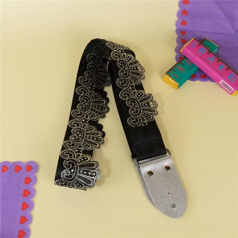 tsundrum_chan 黒レースシートベルトギターストラップ ｜イケベ楽器店