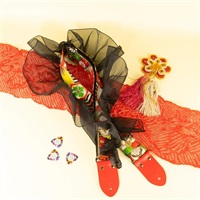 黒フリル古着物帯亀甲花菱ギターストラップ｜Black Ruffle Kimono Obi Strap - Kikko Hanabishi