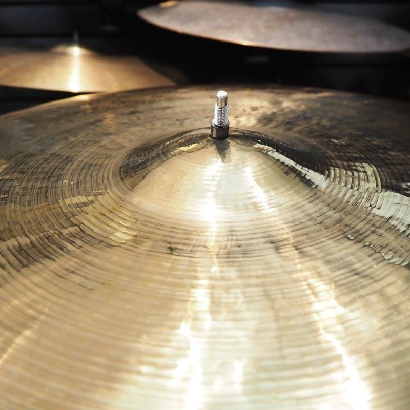SABIAN 【創業50周年大決算SALE】Artisan Light Ride Brilliant 22 [VL-22AR/L-B:2520g]【SABIAN選定会2024ドラステ】【店頭展示特価品】 画像5