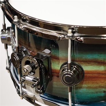 dw DR866514SSN552 [Collector's SonicPly Snare Drum 14''×6.5'' - Natural to Quick Royal Blue Burst over Horizontal Padauk] 画像2