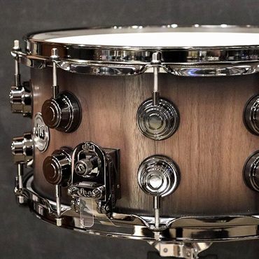 dw DR930714SSNRN692 [Collector's Pure Walnut 14''×7'' - Natural To Quick Ebony Burst / Black Nickel Finish Hardware]【限定生産モデル】 画像2