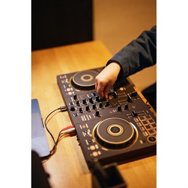 Pioneer DJ DDJ-FLX4-N 【予約商品 / 6月26日発売予定】【台数限定 GOLD Edition】【Power DJ'sオリジナル DDJ-FLX4初心者DJスタートガイド付属】【無償ダウンロード版rekordbox対応】 画像4