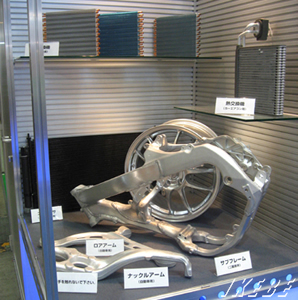 車関連のロアアーム・サブフレーム・ナックルアーム・アルミホイールなど、日本でも有数の製造工場からの展示です。