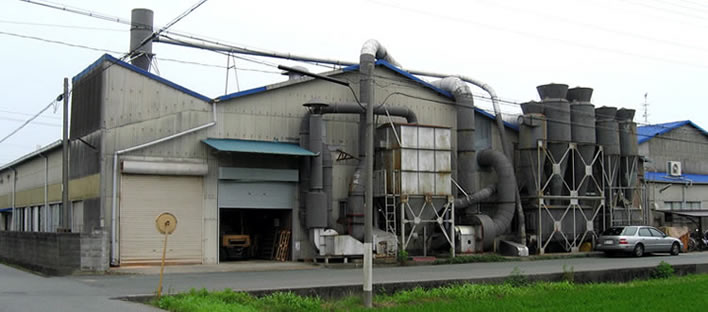 田園風景の中に佇む東海楽器恩地工場 